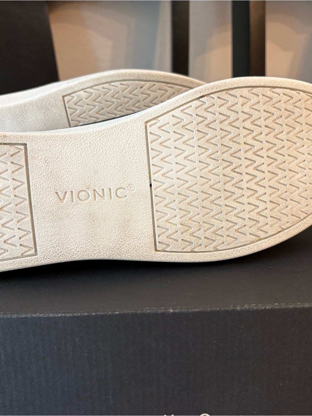 Woman’s Vionic Winny black leather and suede - Picture 7 of 12